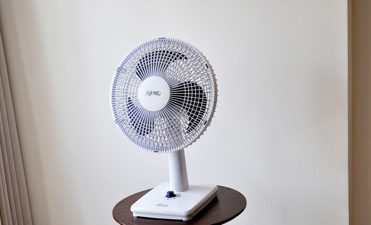Rinfrescare l'aria in casa con il ventilatore senza il trucco del ghiaccio