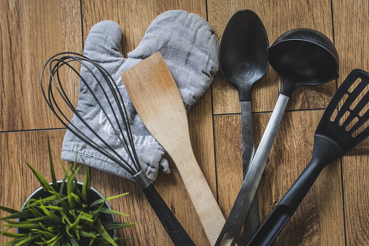 Ecco a cosa servono in cucina mestoli e spatole di metallo o gomma,  cucchiai di legno o forati