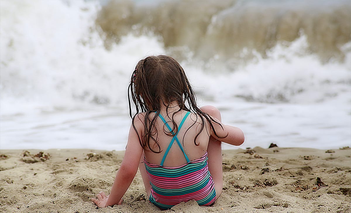bambina in spiaggia