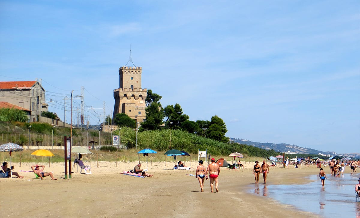 Pineto, spiaggia e torre