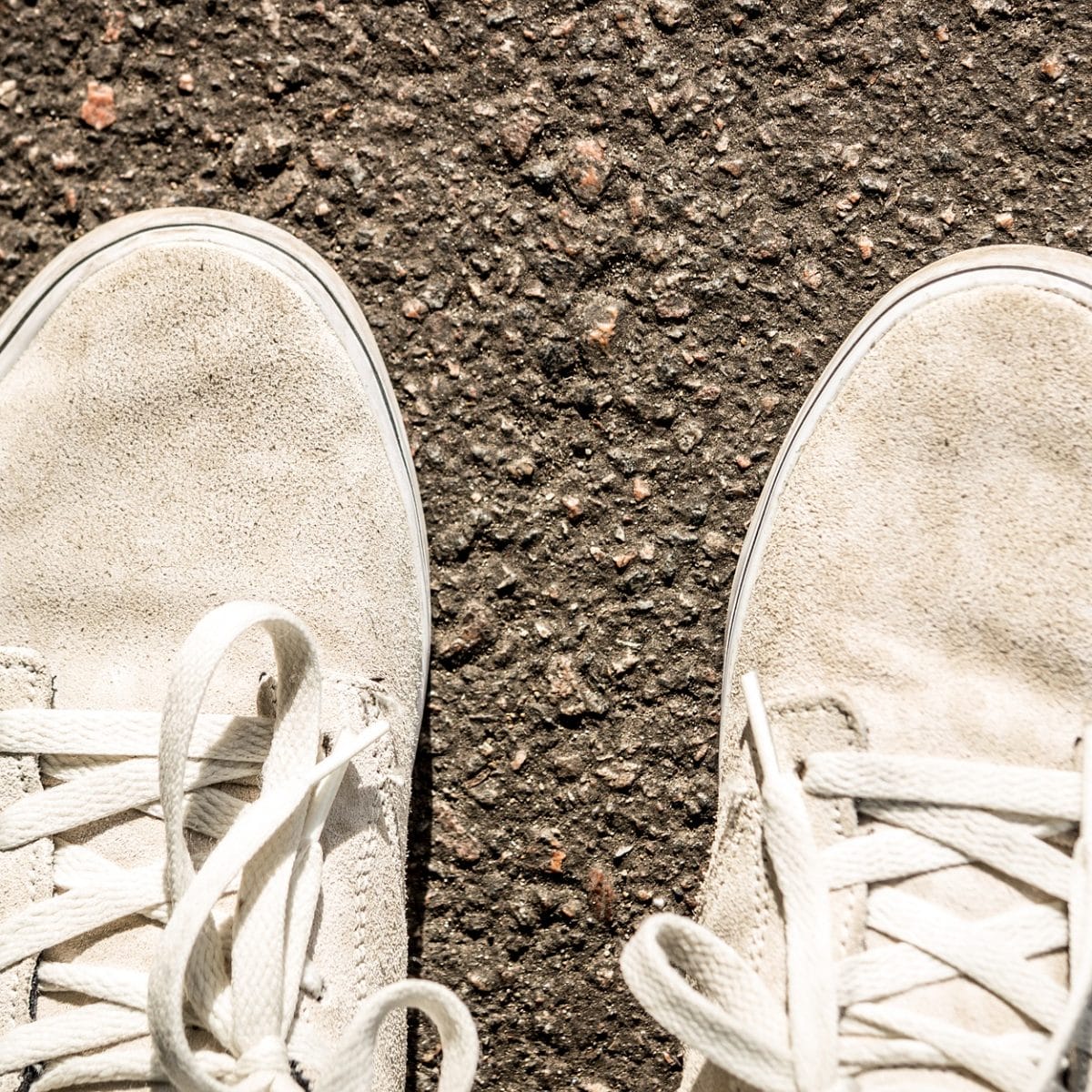Scarpe bianche: come pulirle in modo facile ed economico