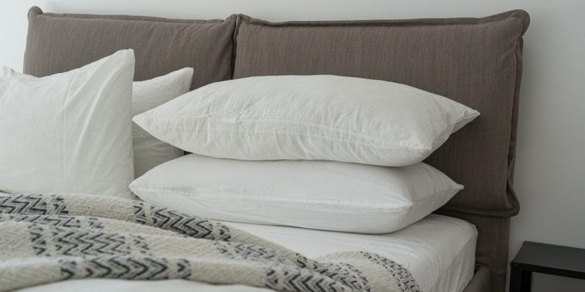 È questo il cuscino migliore e ortopedico ideale per la cervicale e per chi  dorme su un fianco