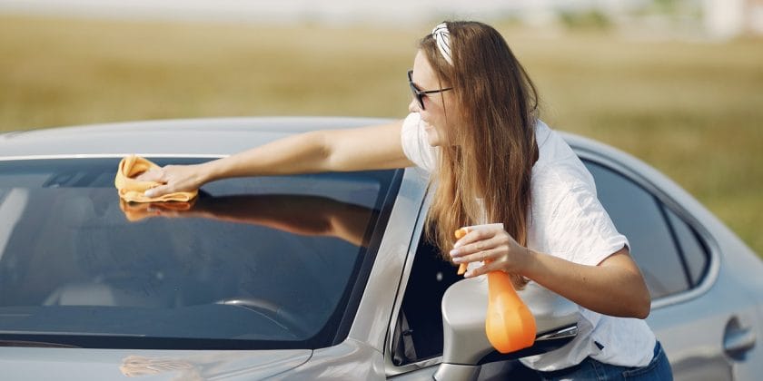 Come pulire i vetri dell'auto senza lasciare aloni mischiando alcool, aceto  e la polverina segreta che non è il solito bicarbonato