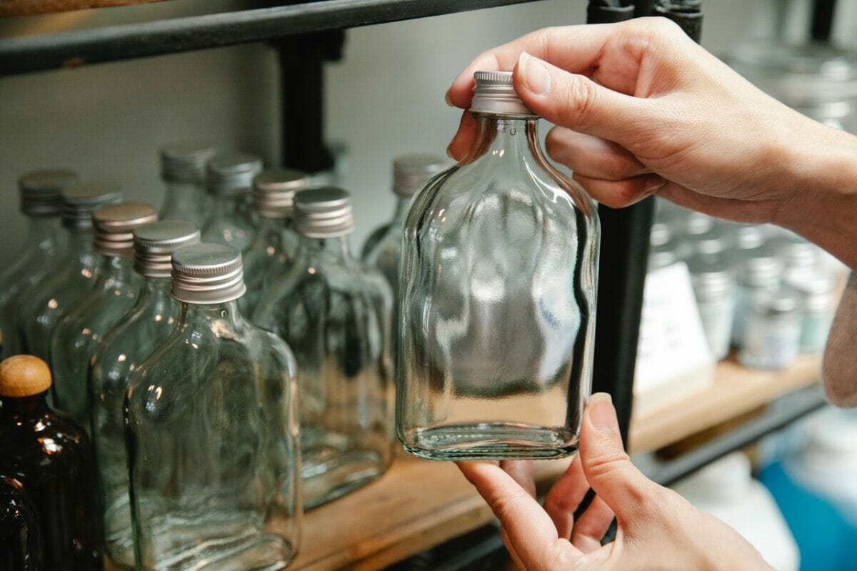 Per lavare le bottiglie di vetro dal calcare e unte di olio usiamo
