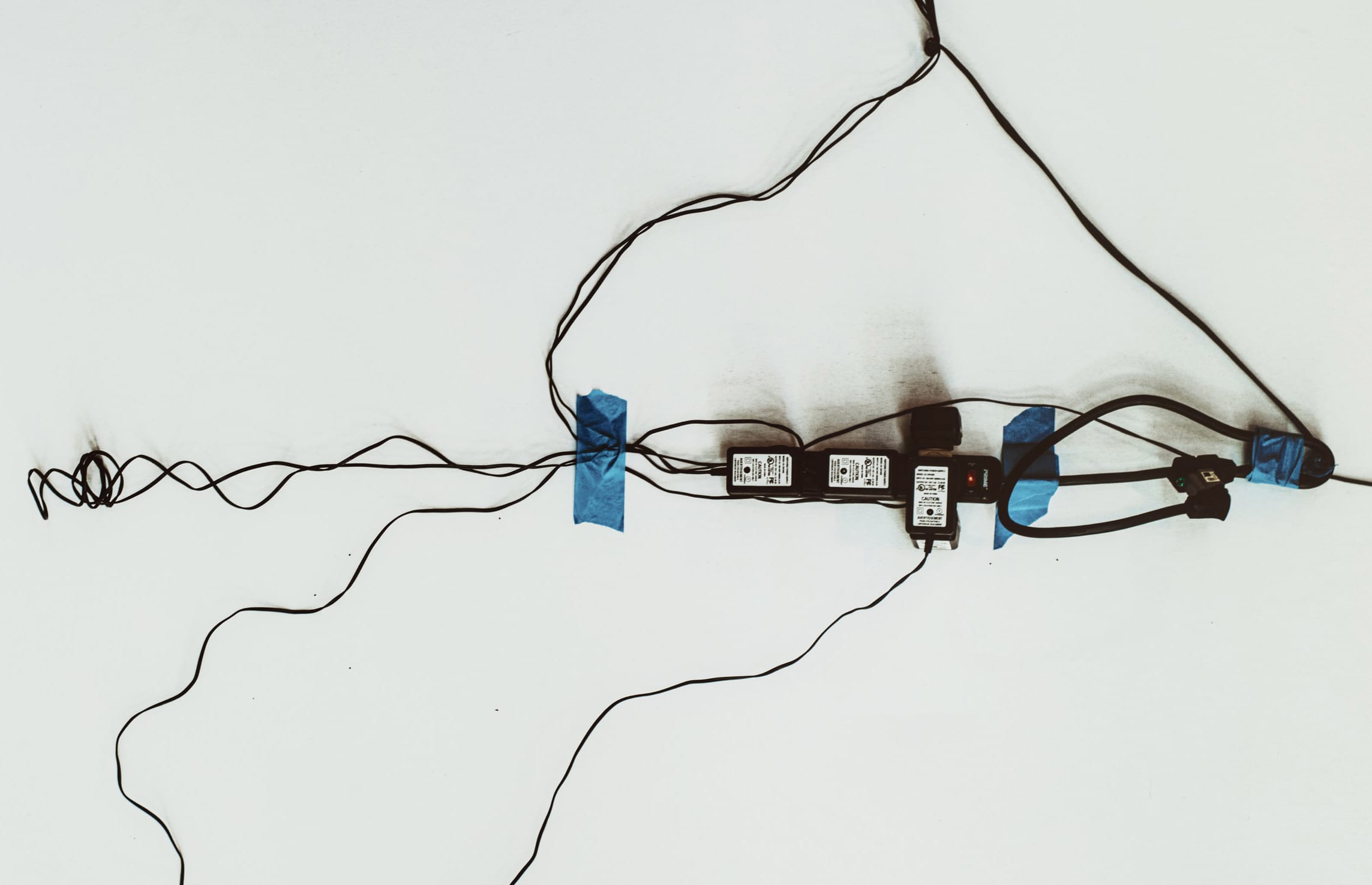 Nascondi cavi elettrici: suggerimenti e scrivanie ideali