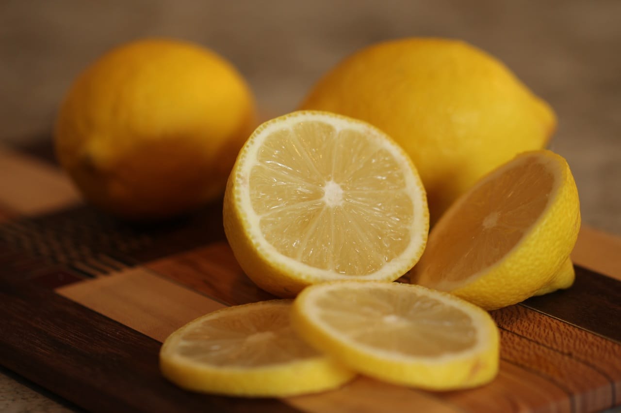 Succo di limone, benefici e controindicazioni 