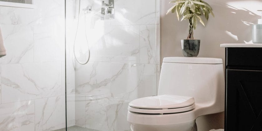 Odore di fogna in bagno: colpa del condominio?