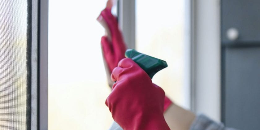 Come pulire i vetri di casa senza aloni