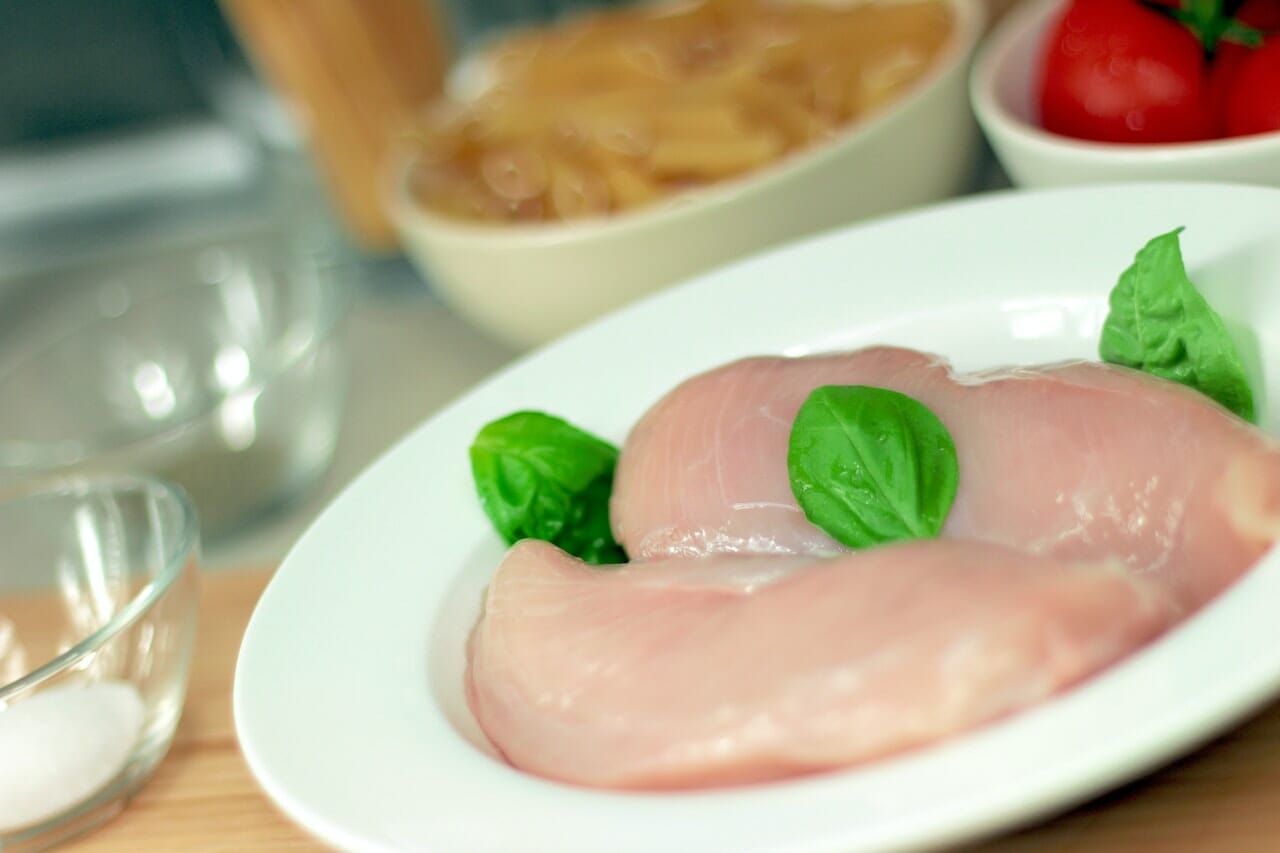Abbinare il petto di pollo ad ingredienti che abbiano sapori più decisi