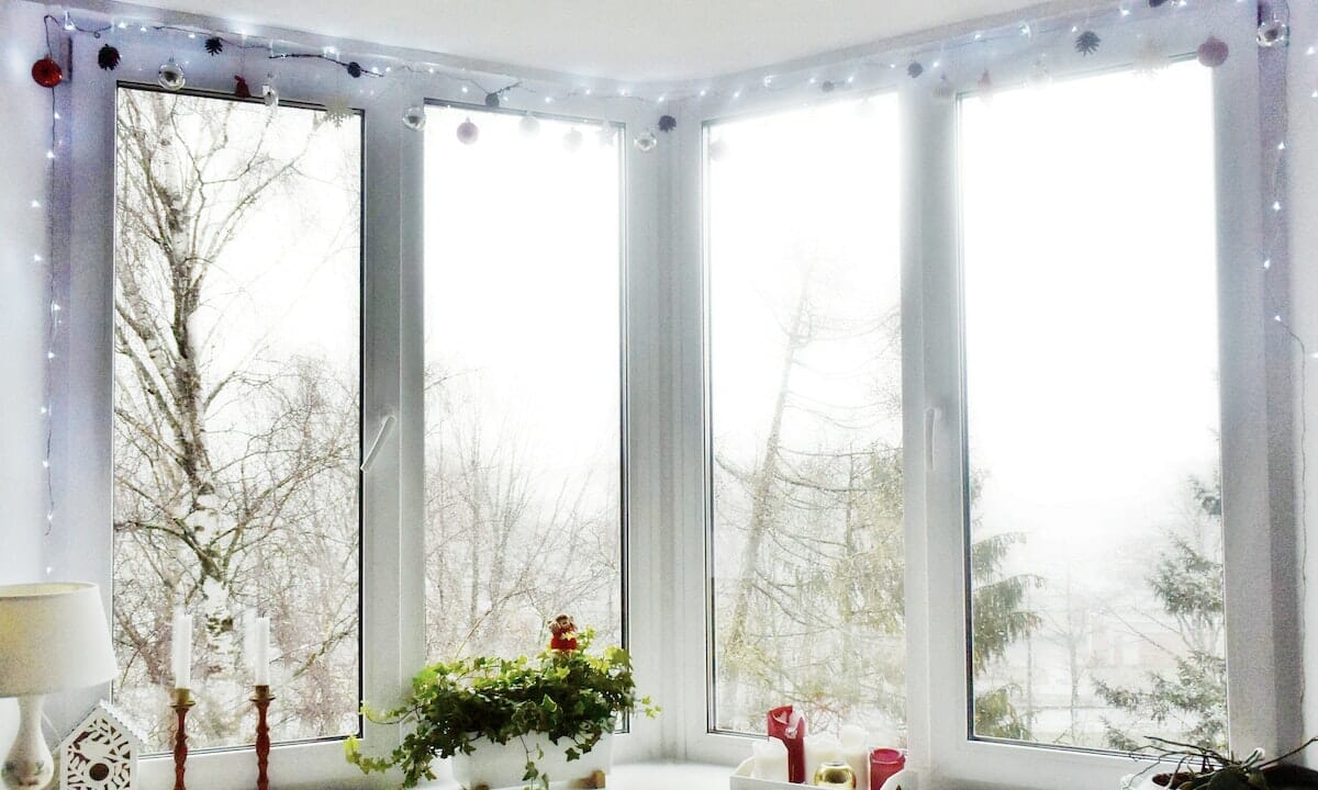 Addobbare per Natale scale e finestre