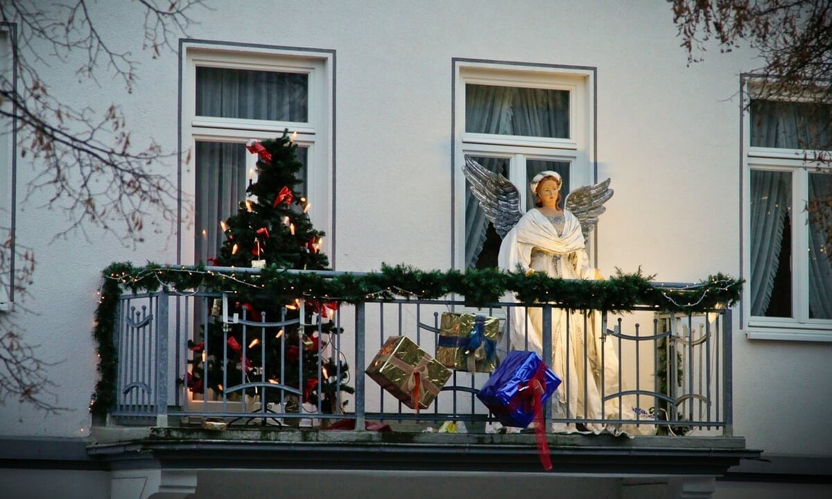 Appendere dal balcone scatole rivestite di carta natalizia