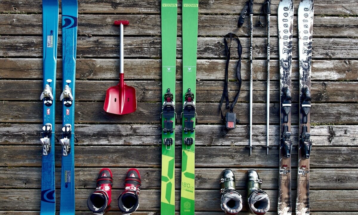 Attrezzatura per sciare