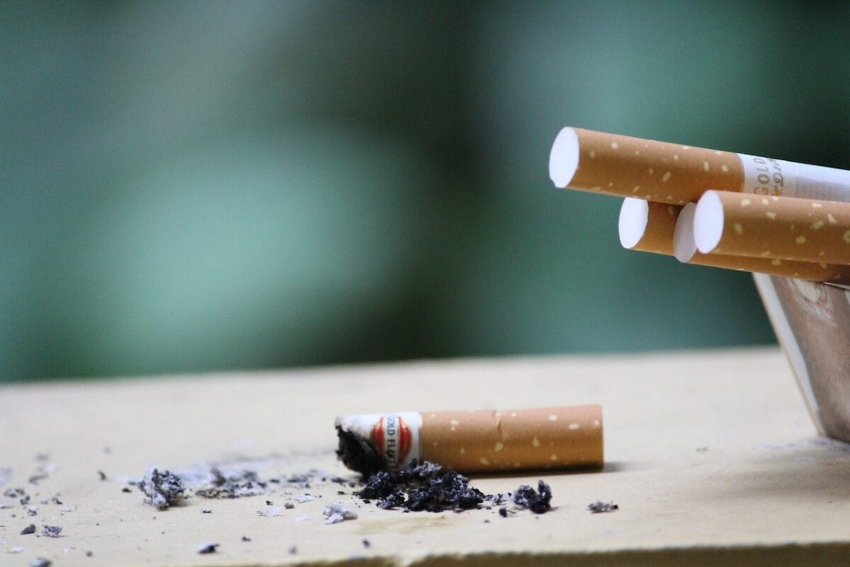 Come eliminare il fumo di sigari e sigarette