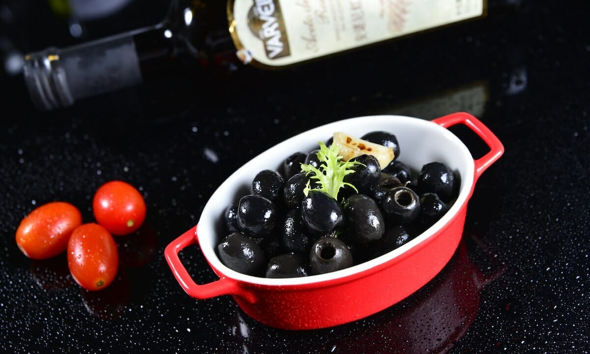 Condimento con pomodorini e olive