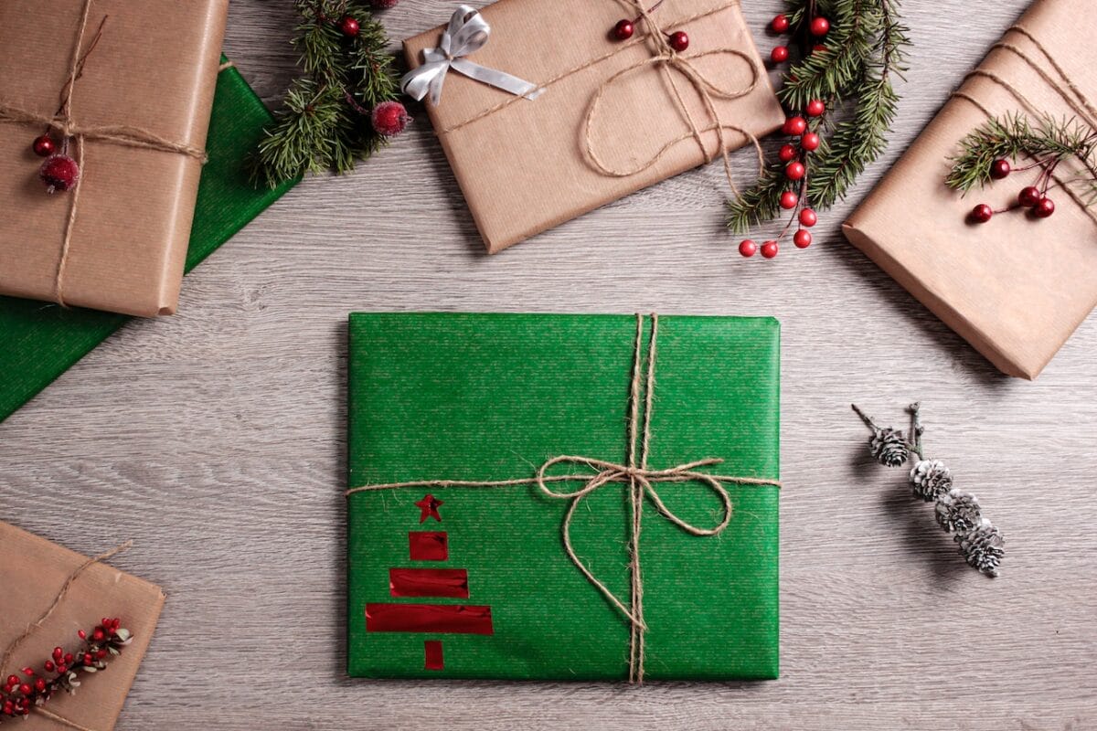 Creare un albero di Natale con il nastro adesivo o biadesivo