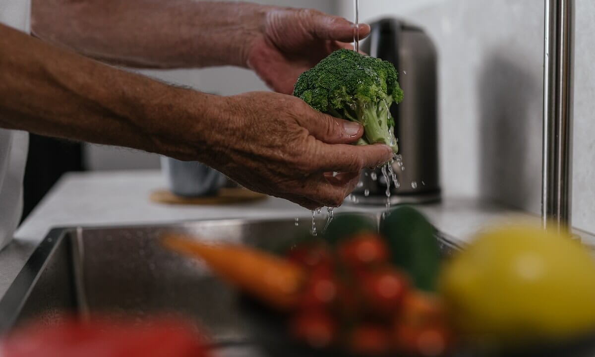 Eliminare germi e batteri dalla verdura