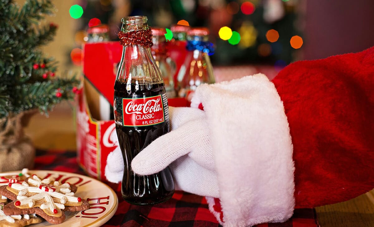 L'abito rosso di Babbo Natale venne consacrato definitivamente dalla Coca-Cola in una campagna pubblicitaria degli anni'30