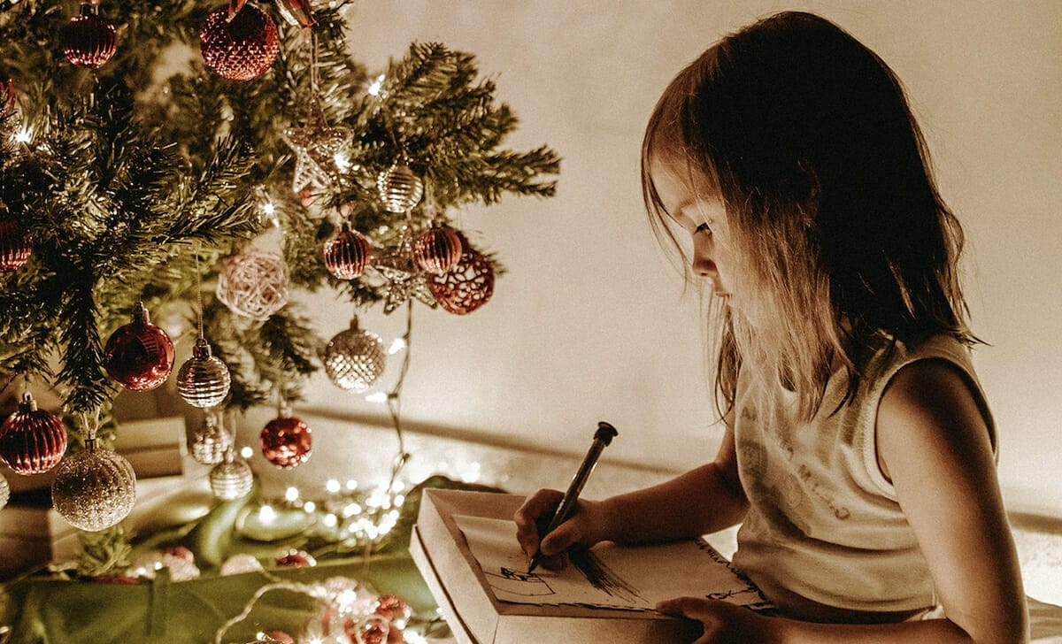 Molti bambini si affrettano a scrivere la letterina a Babbo Natale