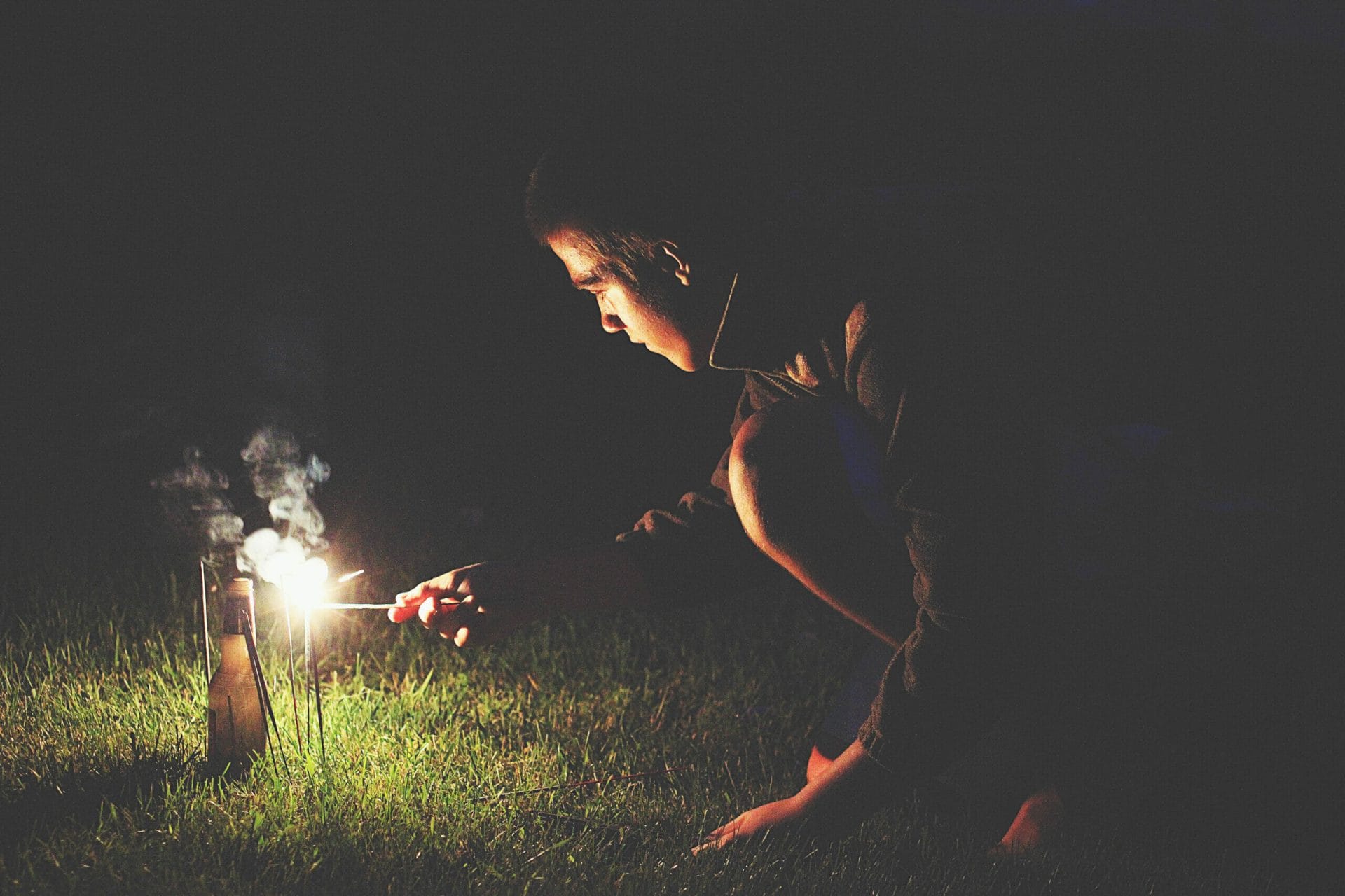 nei giorni successivi al Capodanno c’è l’ulteriore pericolo che i petardi rimasti a terra inesplosi, vengano toccati dai bambini.