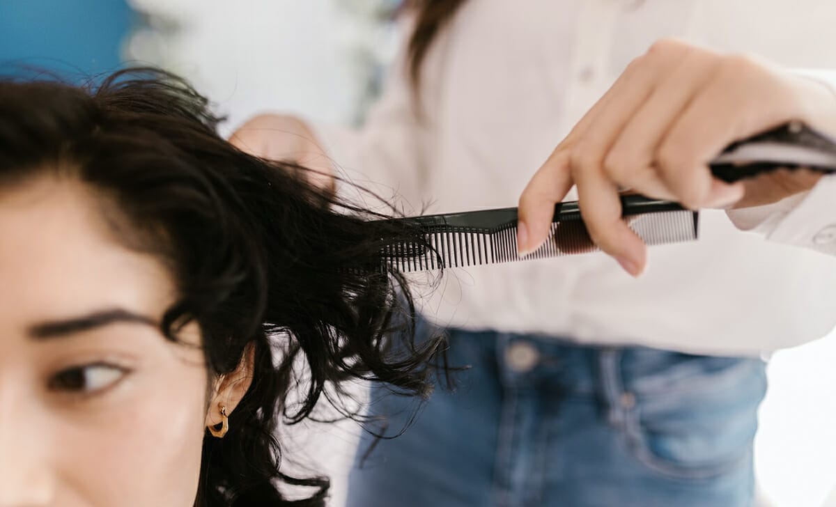 Per ridurre il volume di capelli ricci il parrucchiere può ricorrere a microscalature interne