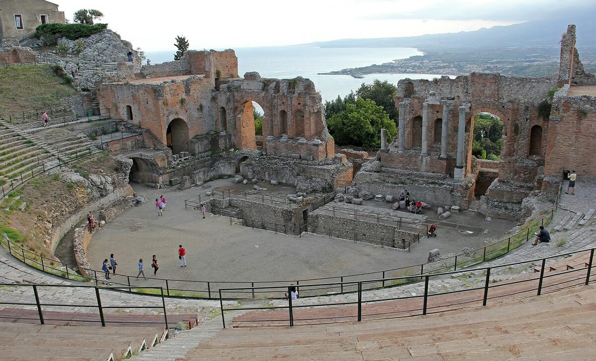 Potremo ammirare il teatro greco di Taormina e partecipare a diversi eventi