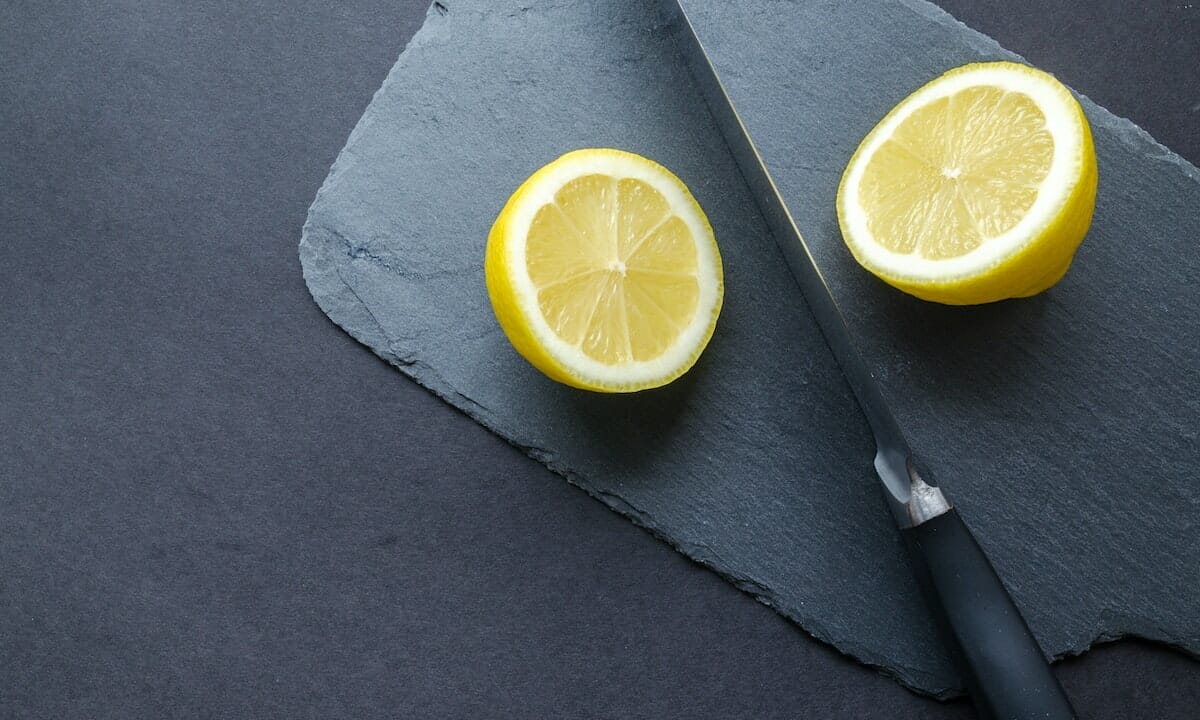 Pulire i carciofi e conservarli col limone