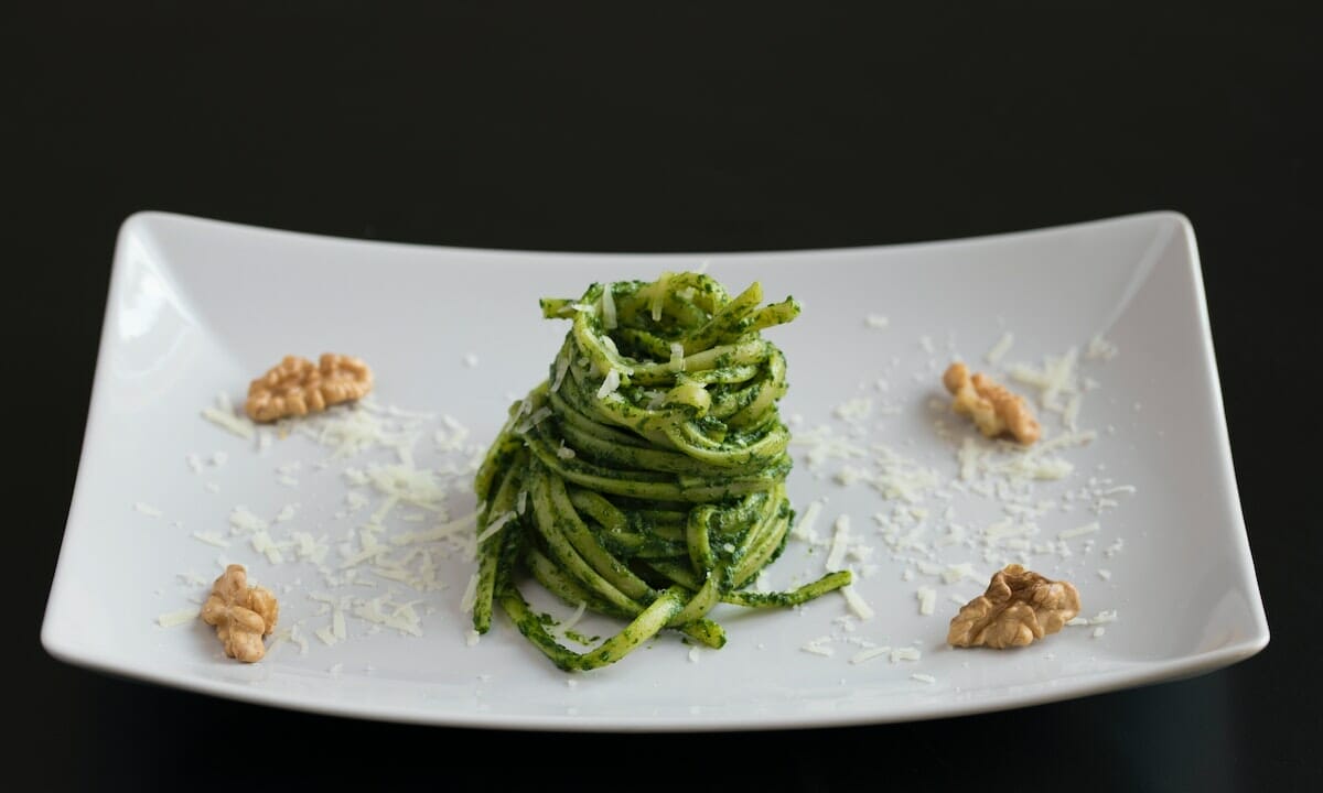 Quando serviamo la pasta al pesto