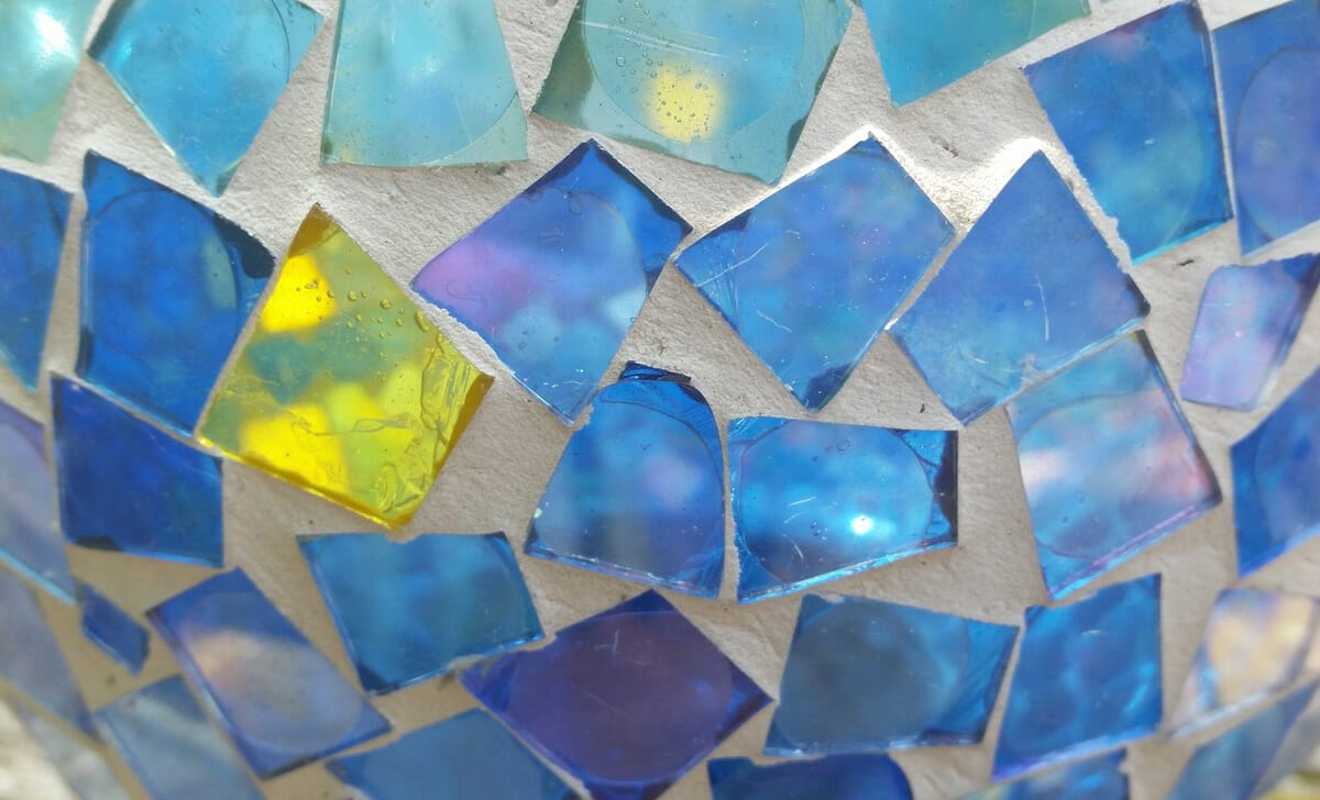 Ricicliamo cocci di piatti e vetri colorati per un effetto mosaico