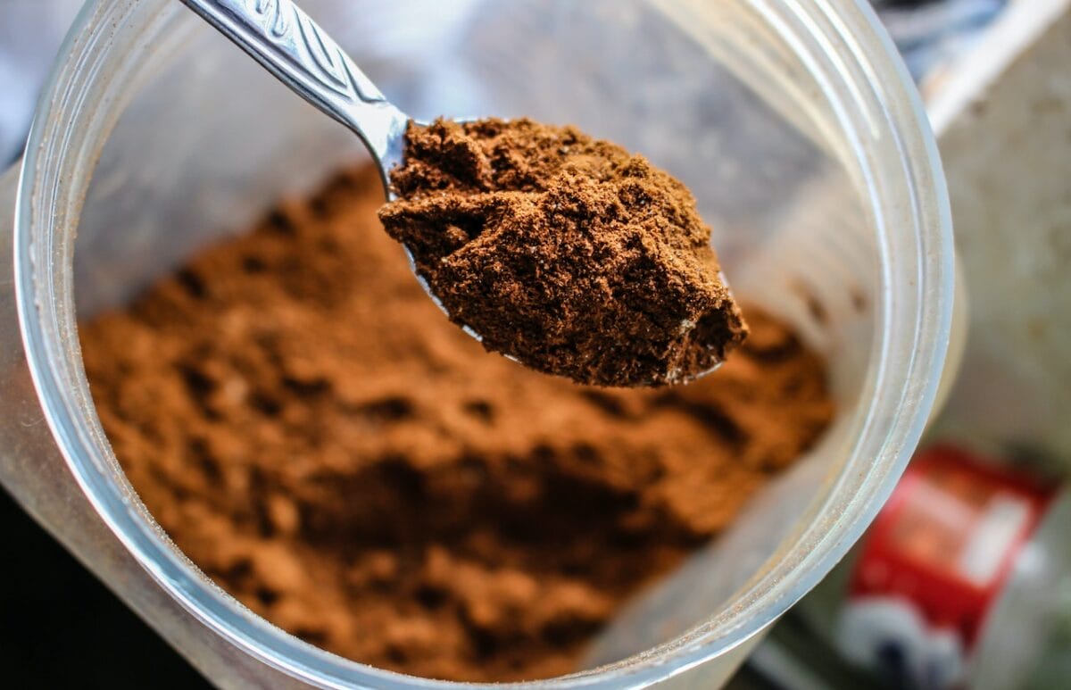 Spolverare con del cacao amaro-proiezionidiborsa.it