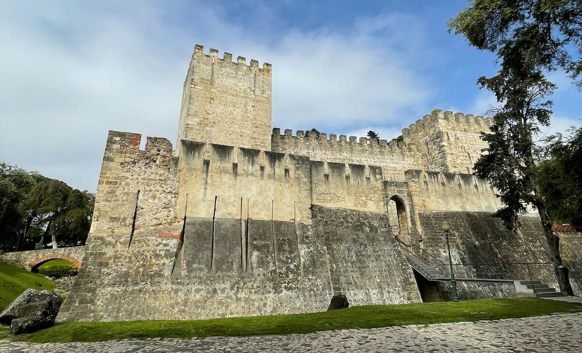 Tra le attrazioni imperdibili di Lisbona c'è il Castello di São Jorge