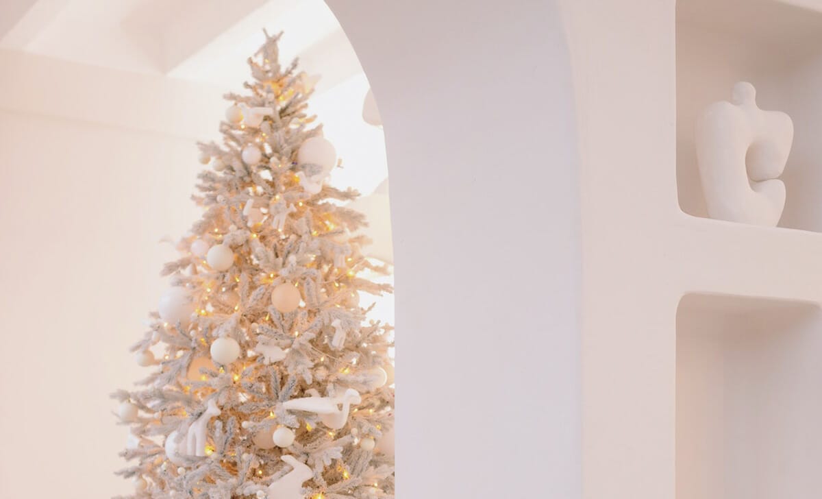 Tra le tendenze di quest'anno c'è anche l'albero di Natale in versione total white