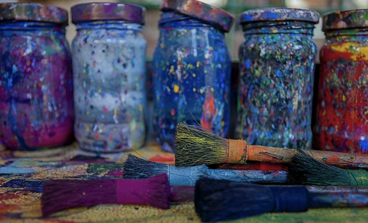 Utilizziamo i colori per decorare i nostri vasi