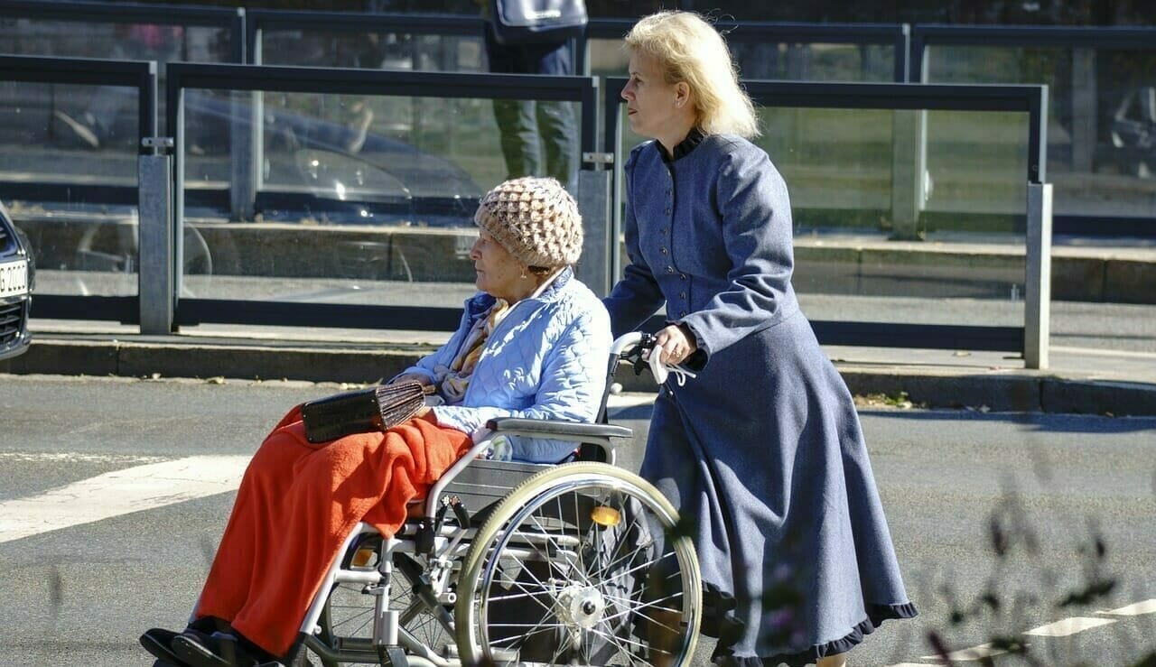 badanti festeggiano l'aumento