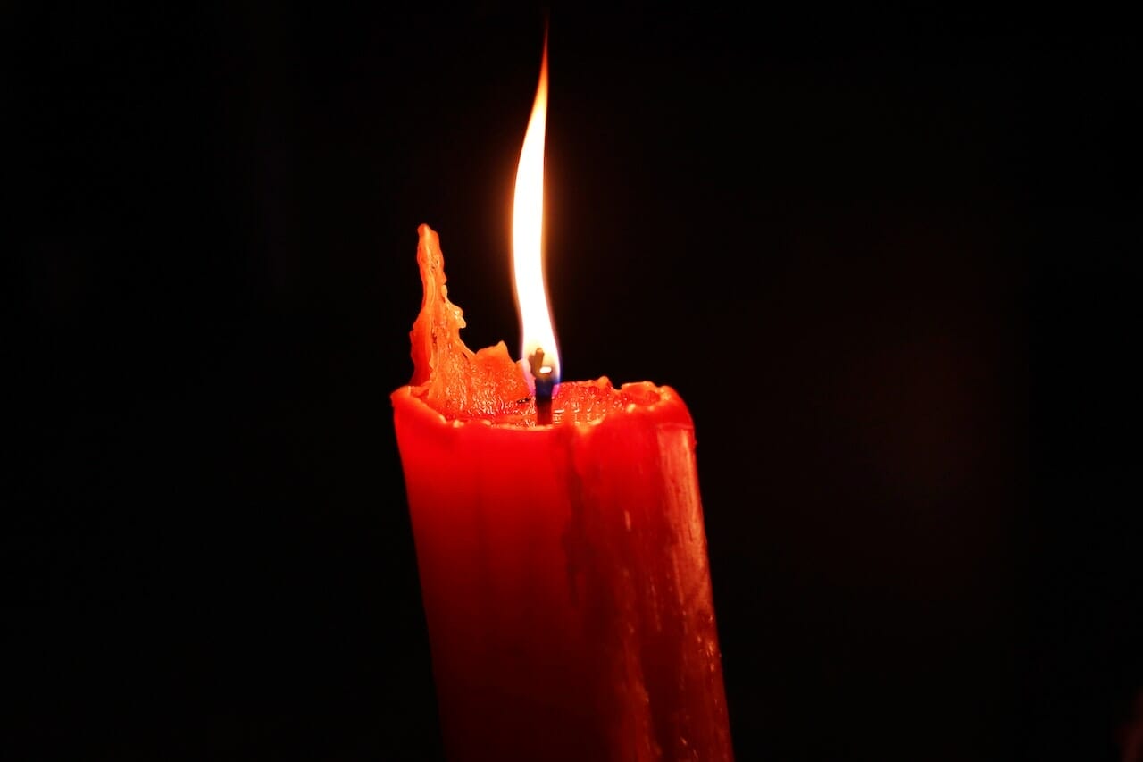 l’8 dicembre si accende una candela alle finestre