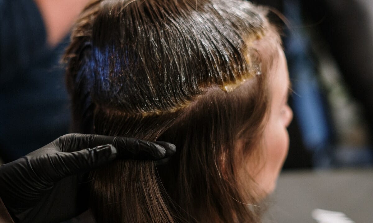 macchie di tinta sulla cute