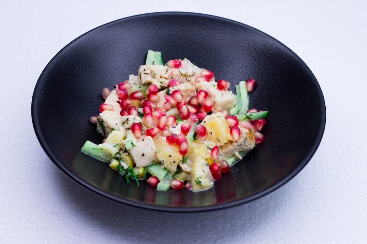 Prepariamo la nostra insalata con chicchi di melagrana