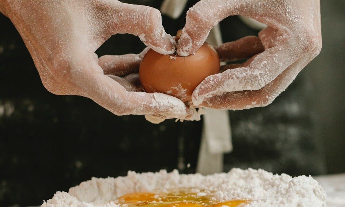 setacciare la farina e sistemarla su una spianatoia, unire al centro le uova