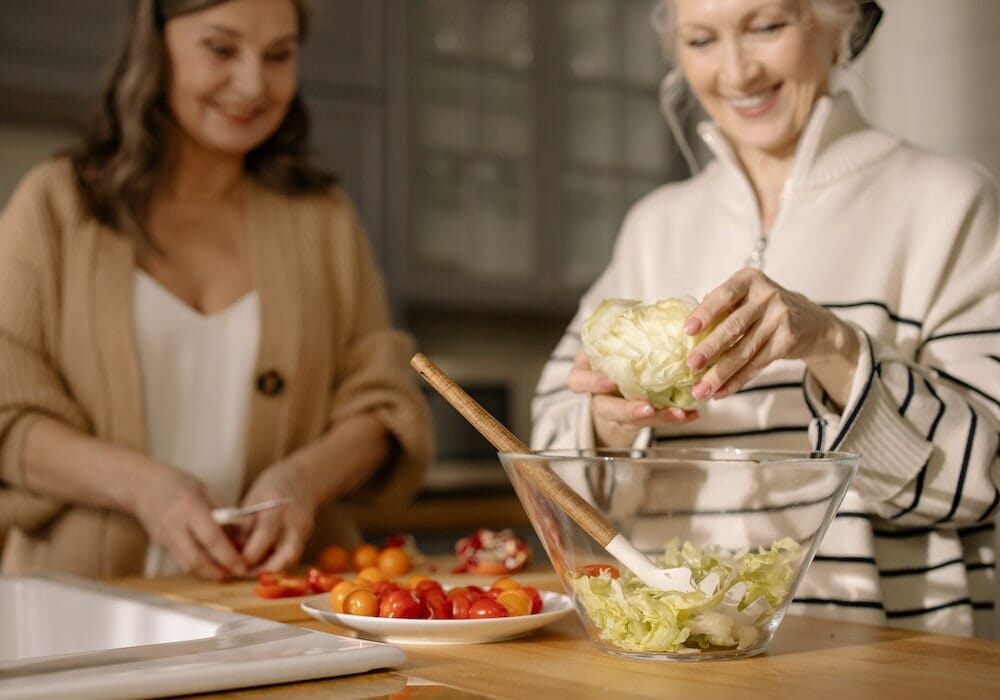 spezzettare l'insalata con le mani per non perdere le vitamine