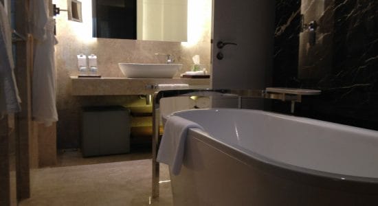 7 preziosi consigli per far sembrare più grande e accogliente un bagno piccolo