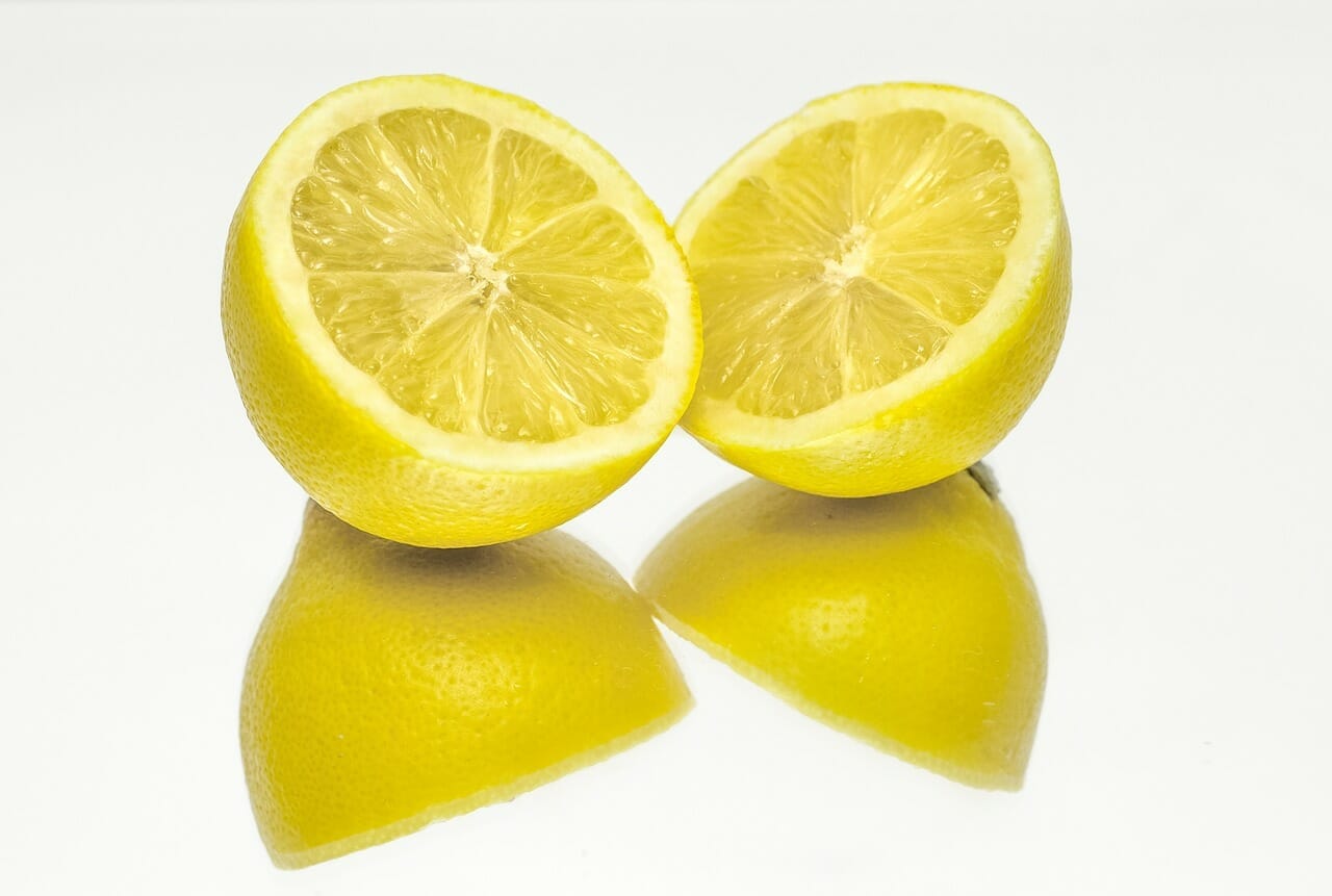 Acido citrico, il succo di limone ne contiene una piccola quantità
