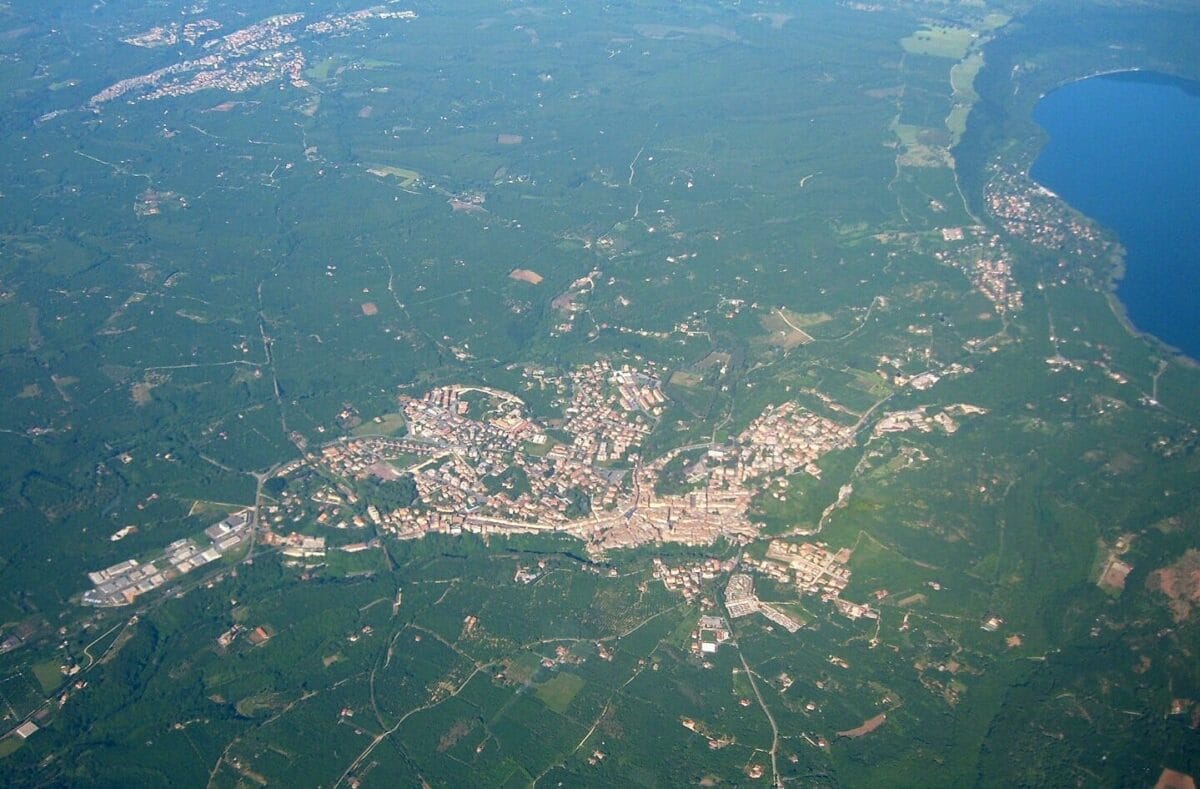 Arroccata su un grosso sperone di tufo alla base dei Monti Cimini