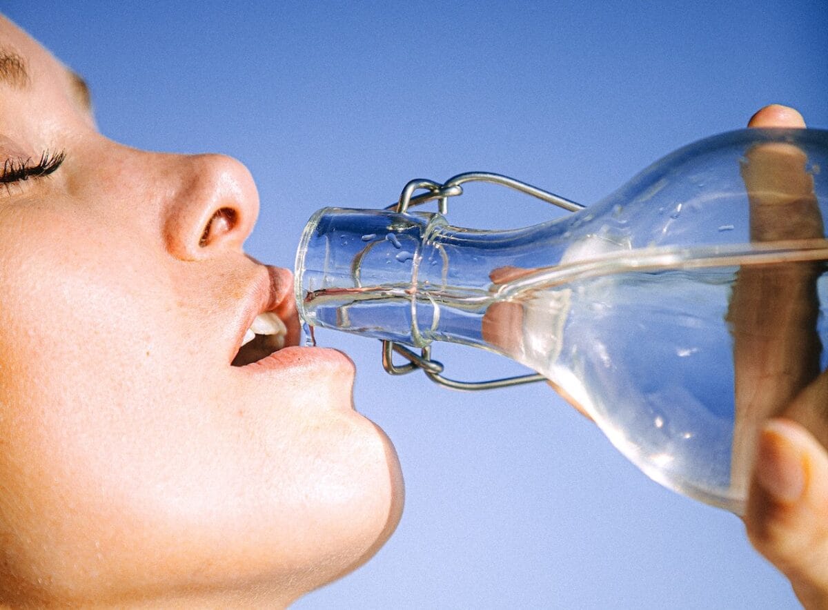 Bere almeno 2 litri di acqua al giorno-proiezionidiborsa.it