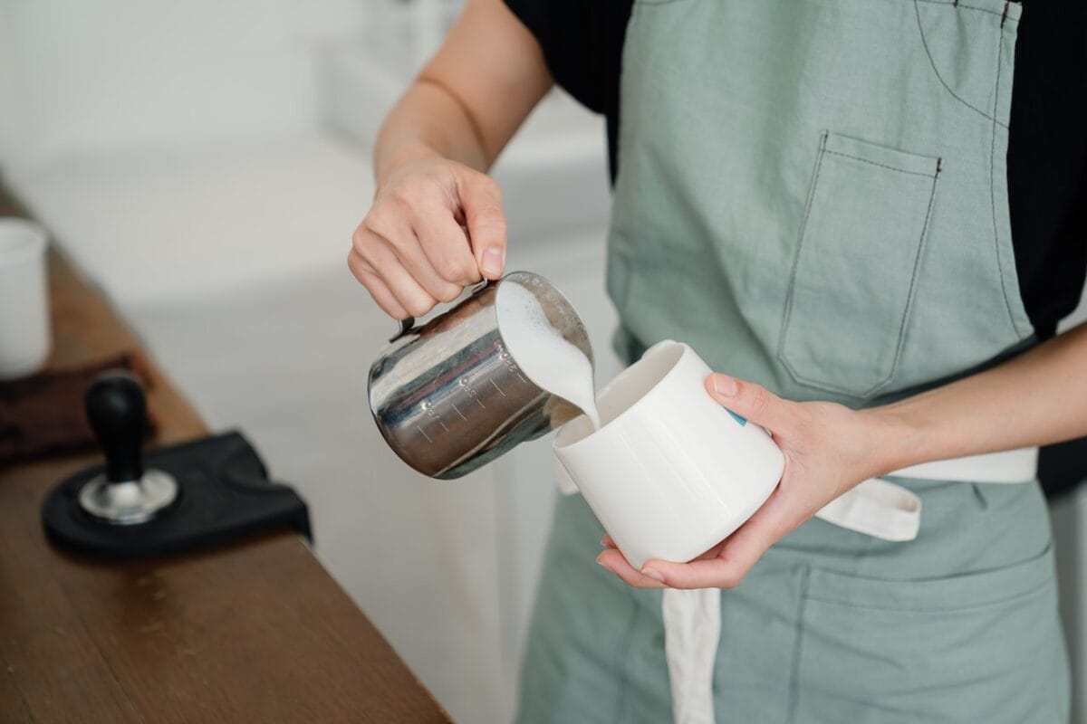 Ci servirà una tazza di latte intero o scremato