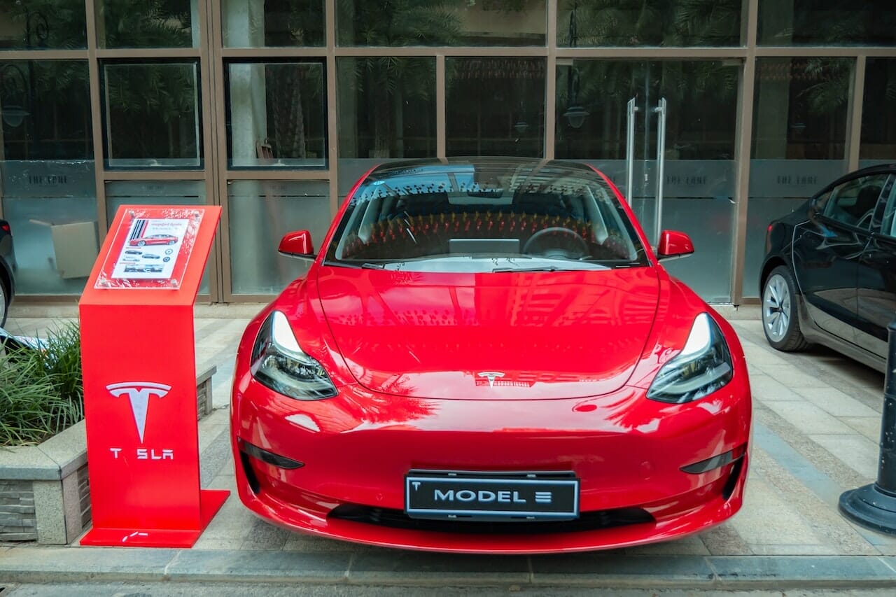 Comprare o vendere le azioni Tesla