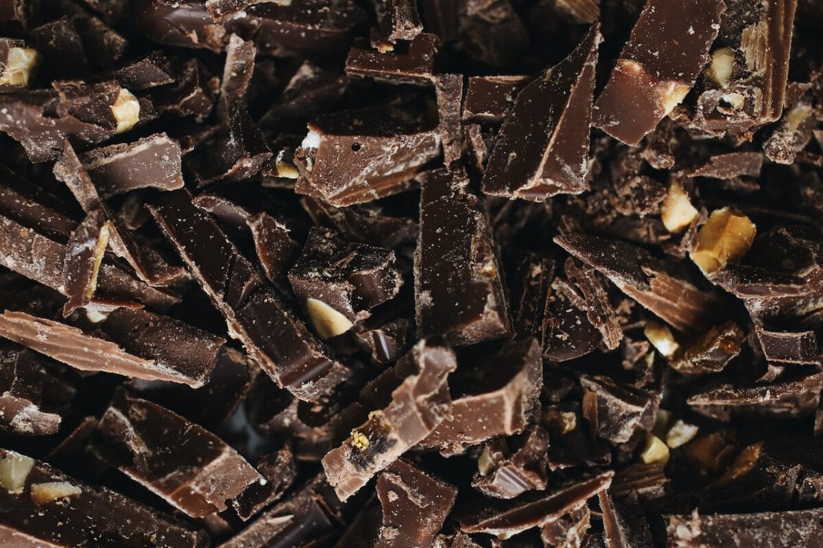 Decoriamo il semifreddo con del cioccolato tritato