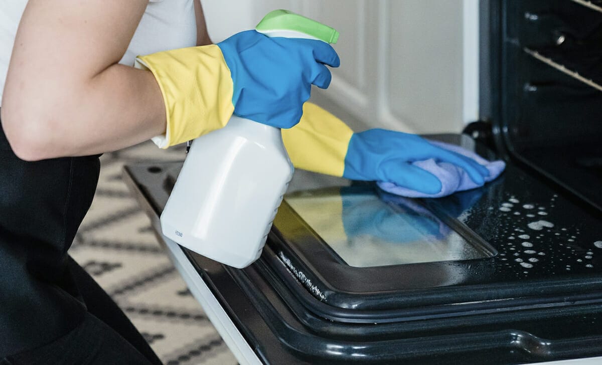 Dovremo pulire il forno per motivi igienici e per evitare che i residui di cibo possano influenzare il gusto delle successive cotture tramite l’azione del calore