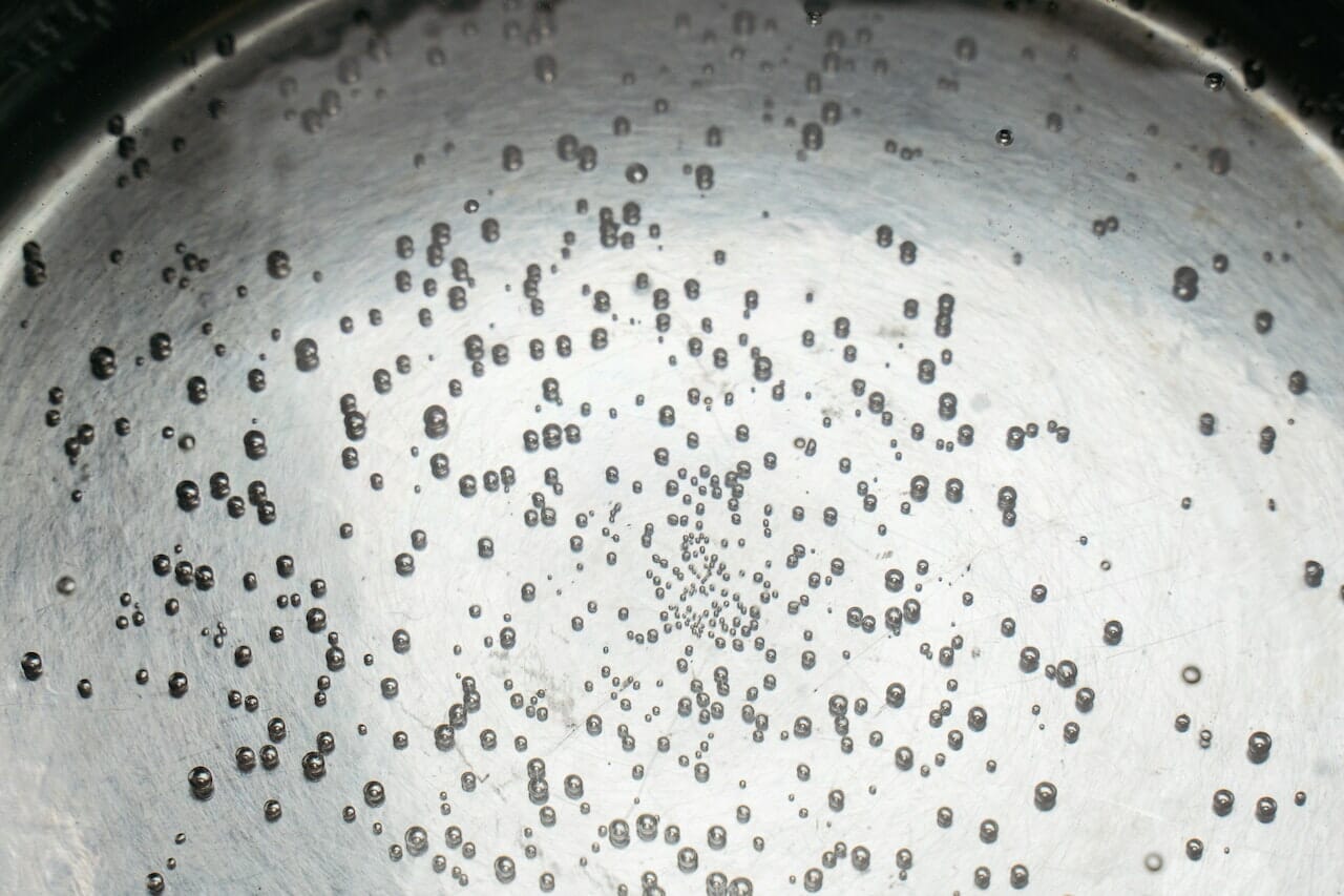 Fai bollire dell'acqua in un pentolino e aggiungi il cubetto di lievito