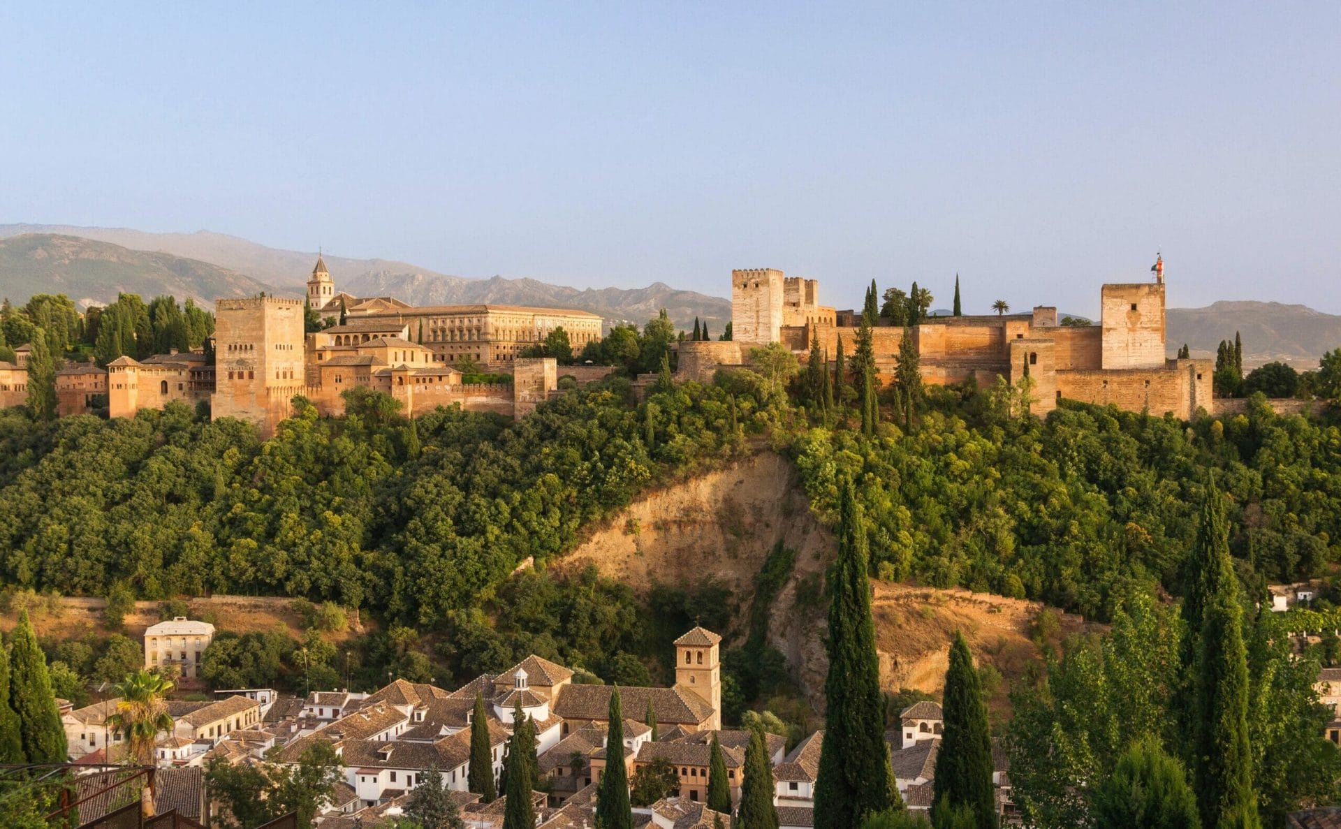 I luoghi assolutamente da visitare sono l’Alhambra, palazzo patrimonio UNESCO