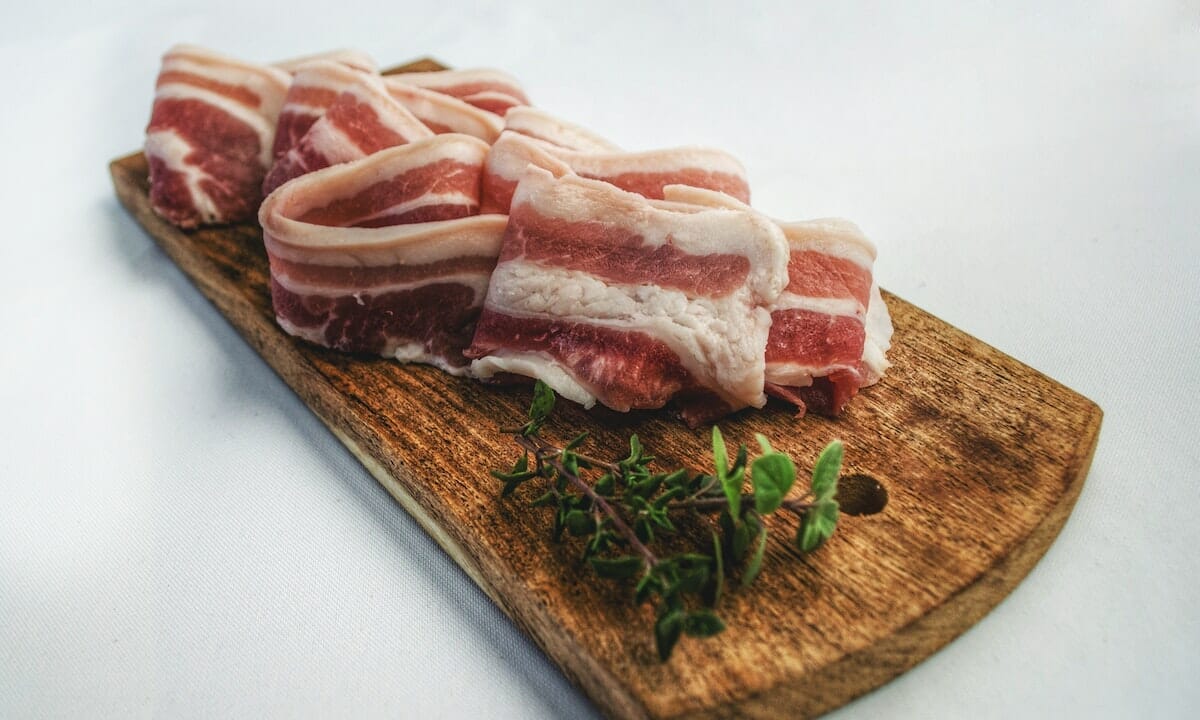Il bacon è uno degli ingredienti più classici della cucina americana