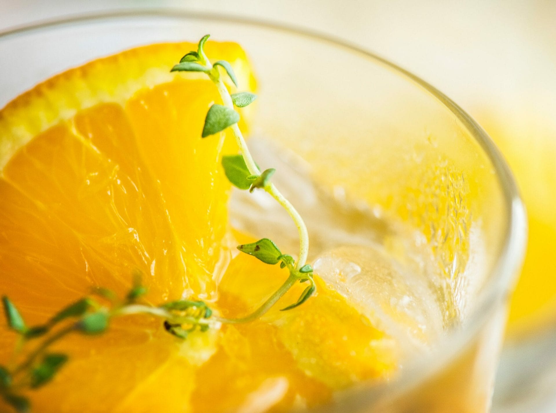Il limoncello è una bevanda apprezzata da molti, un liquore italiano che si prepara con zucchero, alcool e scorza di limone.